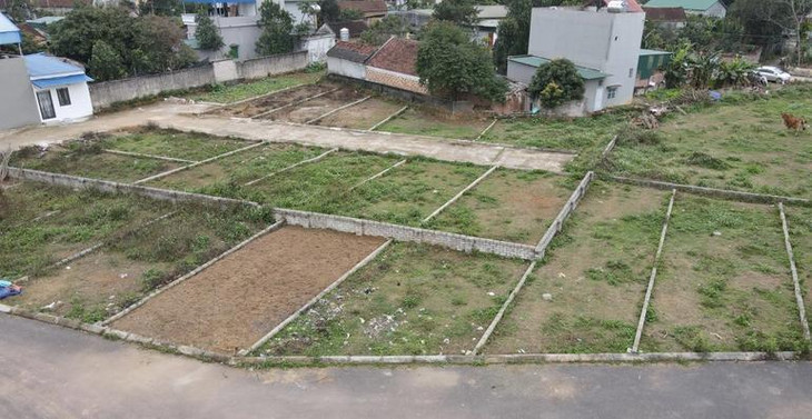 Sau phân lô bán nền &quot;núp bóng&quot; tách thửa, các lô đất này đều bỏ hoang