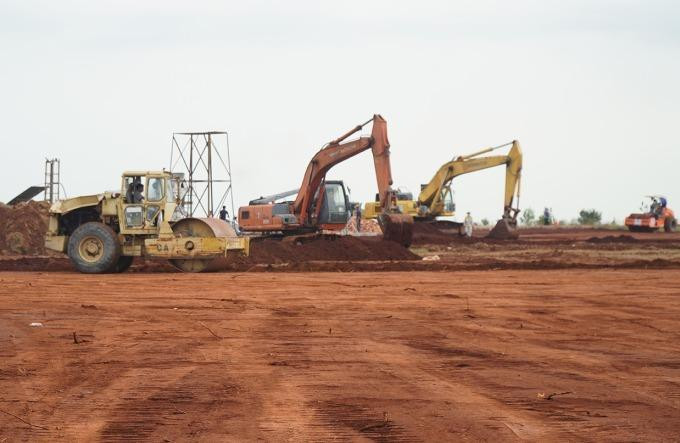 Máy móc đang san nền và thoát nước ở dự án sân bay Long Thành