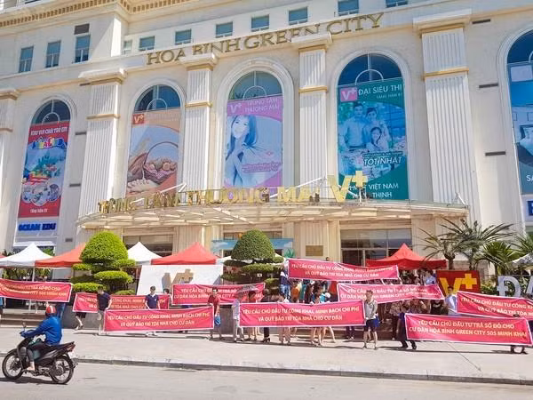 Công ty TNHH Hoà Bình (liên danh với Công ty CP nông sản Agrexim) tại dự án Hoà Bình Green City 505 Minh Khai còn tổng nợ là hơn 346,5 tỷ đồng, tiền sử dụng đất còn phải thu đến ngày 8/6/2021 là hơn 193,6 tỷ đồng