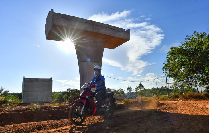 Cầu vượt cao tốc tại Km 97+450 thuộc địa bàn xã Sông Nhạn, huyện Cẩm Mỹ, chưa thể đẩy nhanh thi công vì còn vướng giải phóng mặt bằng mố A1. Đây là một vườn cao su của người dân chưa nhận phương án đền bù