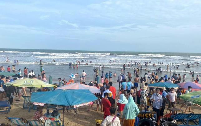 Bãi Sau thu hút rất đông du khách đổ về tắm biển.