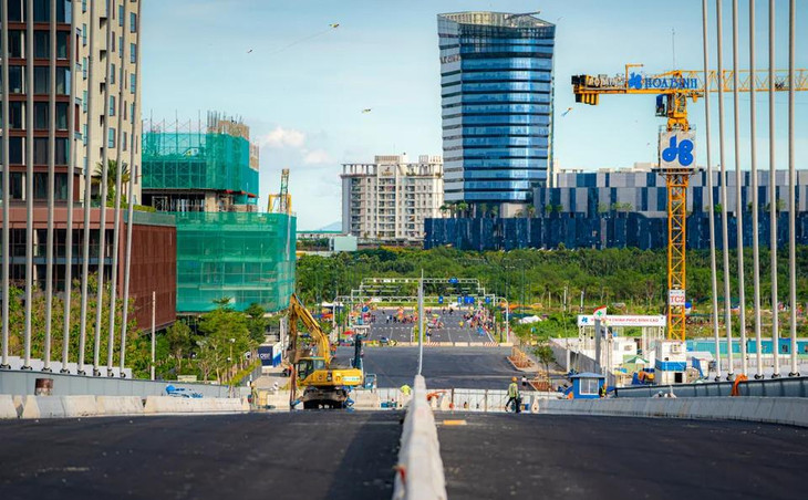 Tuyến đường R12 dài 315 m, có lộ giới 36,2 m, quy mô 6 làn xe, tốc độ lưu thông 60 km/h - kết nối trực tiếp cầu Thủ Thiêm 2 Tuyến đường R12 dài 315 m, có lộ giới 36,2 m, quy mô 6 làn xe, tốc độ lưu thông 60 km/h - kết nối trực tiếp cầu Thủ Thiêm 2