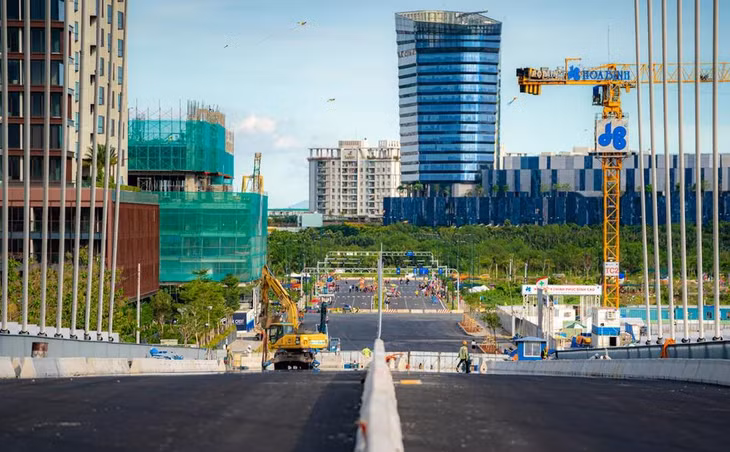 Tuyến đường R12 dài 315 m, có lộ giới 36,2 m, quy mô 6 làn xe, tốc độ lưu thông 60 km/h - kết nối trực tiếp cầu Thủ Thiêm 2