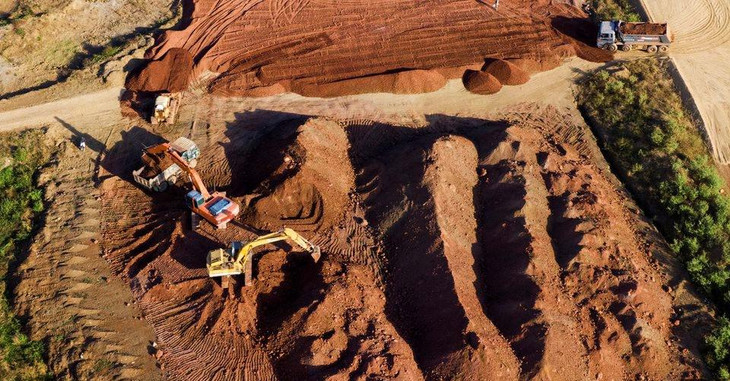 Đại diện đơn vị thi công cho biết phần nền cao tốc trong toàn gói được triển khai khá chủ động trên cơ sở nguồn nguyên vật liệu đã có. Cấu trúc địa chất vùng cao tốc đi qua được đánh giá khá vững, ít lún.