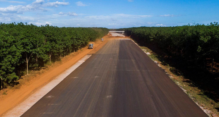 1,1 km đoạn cao tốc thuộc Km 92 qua địa bàn xã Xuân Quế, huyện Cẩm Mỹ, đã được thảm bê tông nhựa. Đây cũng là mũi thi công đạt tiến độ tốt nhất gói theo kế hoạch.