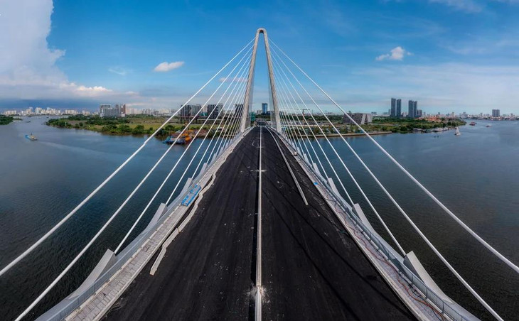 Những ngày cuối tháng 3, mặt cầu đã được thảm nhựa hoàn thiện. Theo đại điện Công ty CP đầu tư địa ốc Đại Quang Minh (nhà đầu tư), phần cầu chính có thiết kế dây văng với sơ đồ nhịp không đối xứng Những ngày cuối tháng 3, mặt cầu đã được thảm nhựa hoàn thiện. Theo đại điện Công ty CP đầu tư địa ốc Đại Quang Minh (nhà đầu tư), phần cầu chính có thiết kế dây văng với sơ đồ nhịp không đối xứng