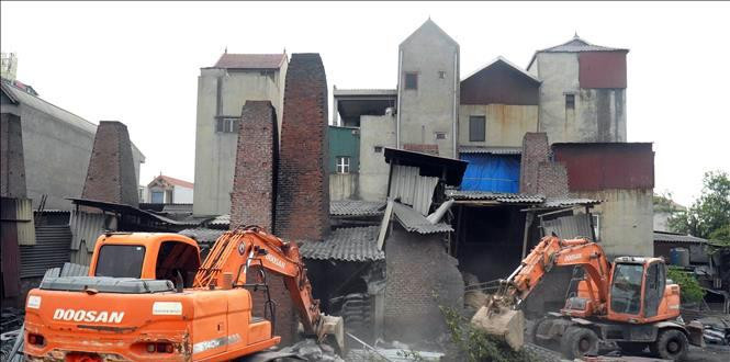 Các lượng lượng chức năng thực hiện cưỡng chế đối với các hộ vi phạm đất tại xã Văn Môn, huyện Yên Phong, tỉnh Bắc Ninh. Ảnh: TTXVN