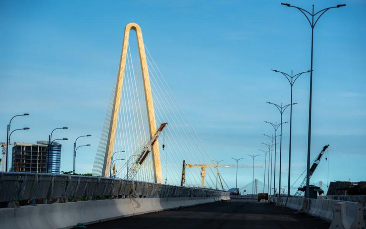 Theo nhà đầu tư, đến hiện tại, công trình đã hoàn thành các gói thầu xây lắp. Các nhà thầu đang tập trung thảm nhựa mặt cầu đối với hai nhánh rẽ N1, thi công điện chiếu sáng, cây xanh cảnh quan, tổ chức giao thông... Theo nhà đầu tư, đến hiện tại, công trình đã hoàn thành các gói thầu xây lắp. Các nhà thầu đang tập trung thảm nhựa mặt cầu đối với hai nhánh rẽ N1, thi công điện chiếu sáng, cây xanh cảnh quan, tổ chức giao thông...