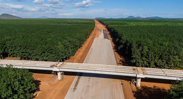 Cầu vượt cao tốc tại Km 91+721 thuộc địa bàn xã Xuân Quế, huyện Cẩm Mỹ, được thi công cơ bản hoàn thành. Sắp tới, cầu sẽ được thảm nhựa và xây lắp thêm một số hạng mục phụ. Toàn gói thầu số 4 có tổng cộng có 10 cầu vượt, tất cả đều đang trong giai đoạn triển khai thi công.