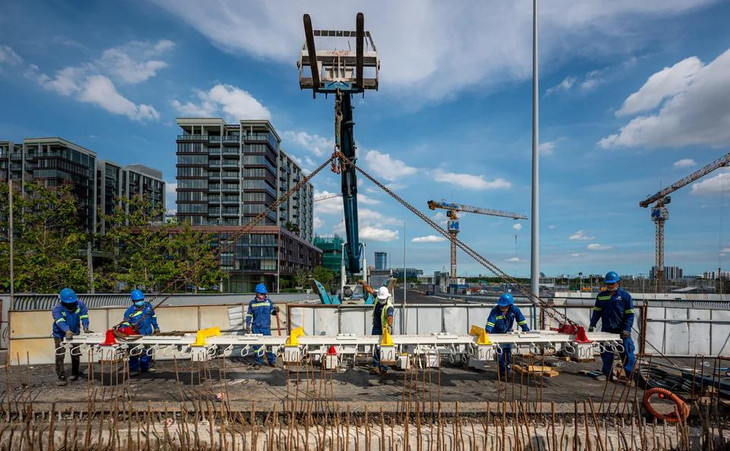 Ở phía bờ TP Thủ Đức, công nhân thi công lắp đặt khe co giãn cuối cùng của cầu Ở phía bờ TP Thủ Đức, công nhân thi công lắp đặt khe co giãn cuối cùng của cầu