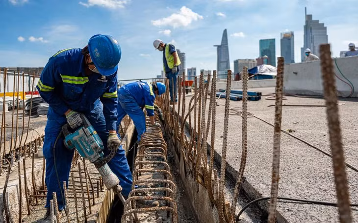 Công nhân đang khoan đục để tạo vị trí lấp đặt khe co giãn. Khe đồng thời được cấu tạo để chống ồn khi phương tiện lưu thông qua cầu