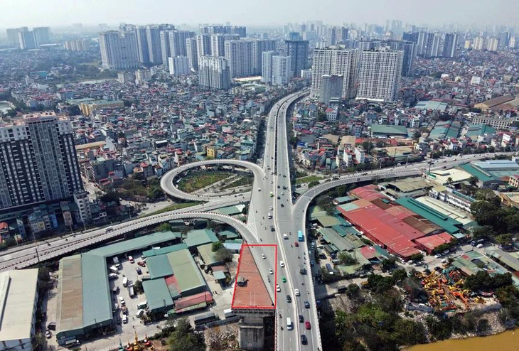 Hai nhịp cầu được tháo dỡ từ đêm 26/3 (khoanh đỏ).