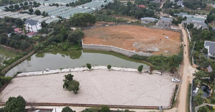 Sau khi được UBND thị xã Sơn Tây cho chuyển đổi gần 5.000 m2, khu đất tại xã Cổ Đông này đã tách thành &quot;quần thể 120 lô đất nền&quot;, được rao bán tràn lan