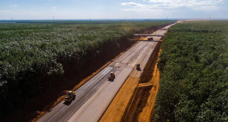 Các đoạn tuyến cao tốc đang được thi công mặt đường, gia cố xi măng và rải cấp phối đá dăm. Hiện trạng mặt cao tốc đang dần hình thành và kết nối các mũi thi công với nhau.