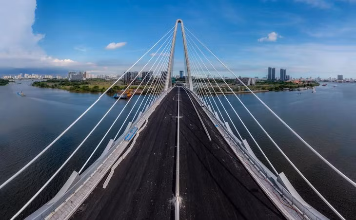 Những ngày cuối tháng 3, mặt cầu đã được thảm nhựa hoàn thiện. Theo đại điện Công ty CP đầu tư địa ốc Đại Quang Minh (nhà đầu tư), phần cầu chính có thiết kế dây văng với sơ đồ nhịp không đối xứng