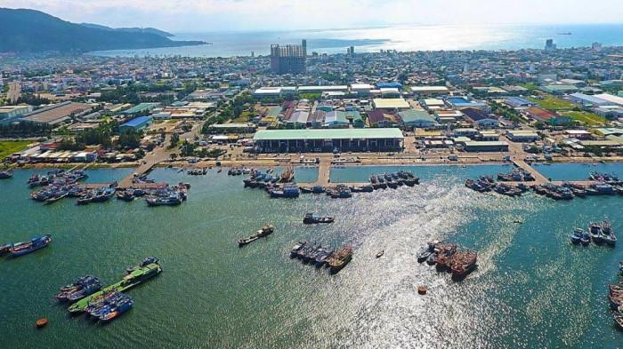 Hiện, tuyến luồng dẫn vào khu bến Thọ Quang hiện vẫn sử dụng độ cao tự nhiên, không đủ đảm bảo độ sâu cho tàu 10.000 tấn ra, vào thuận lợi. Ảnh minh họa Hiện, tuyến luồng dẫn vào khu bến Thọ Quang hiện vẫn sử dụng độ cao tự nhiên, không đủ đảm bảo độ sâu cho tàu 10.000 tấn ra, vào thuận lợi. Ảnh minh họa