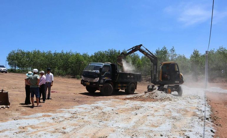 Các cơ quan chức năng cưỡng chế tuyến đường ở phường Tiến Thành, TP Đồng Xoài. Ảnh: Người Lao Động.