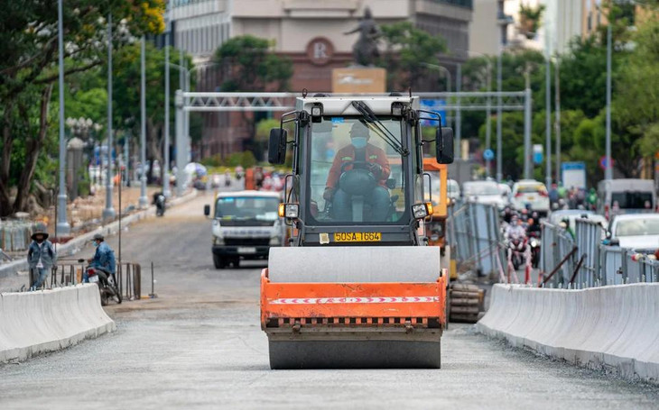 Lối đi cầu Thủ Thiêm 2 hướng từ quận 1 đang được rải thảm nhựa, thi công hoàn thiện mặt đường Lối đi cầu Thủ Thiêm 2 hướng từ quận 1 đang được rải thảm nhựa, thi công hoàn thiện mặt đường