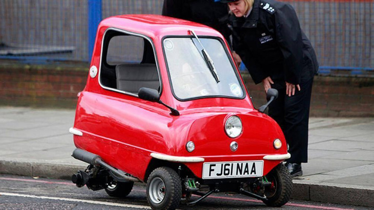 Chiếc xe có trang bị kính chắn gió ở vị trí thấp hơn bình thường, đèn chiếu sáng bên độc đáo, vô lăng màu kem và không có khung chống lật phía sau