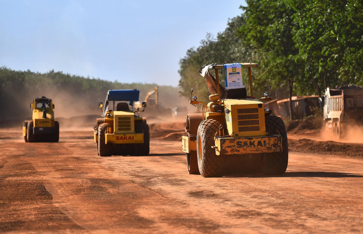 Mỗi ngày, hàng chục công nhân, kỹ thuật viên duy trì công việc trên công trường. Trang thiết bị, hệ thống máy cơ giới thi công đường cơ bản đảm bảo yêu cầu.