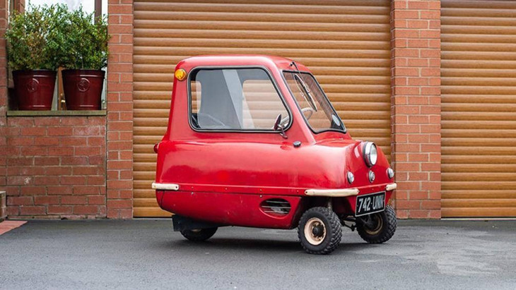 Peel P50 tí hon chỉ nặng 55,8 kg. Mẫu xe 3 bánh nhỏ xíu này được trang bị động cơ DKW 49 cc, sản sinh công suất chỉ hơn 4 mã lực cho bánh sau