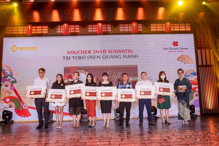 Nhiều khách hàng may mắn đã nhận được phần quà hấp dẫn.