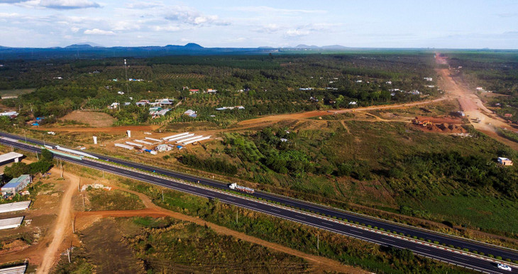 Điểm cuối cao tốc gói thầu số 4 thuộc xã lộ 25, huyện Thống Nhất, tỉnh Đồng Nai, giao với cao tốc TP.HCM - Long Thành - Dầu Giây hiện hữu. Đây là một trong 2 nút giao của gói thầu, đang dần triển khai thi công