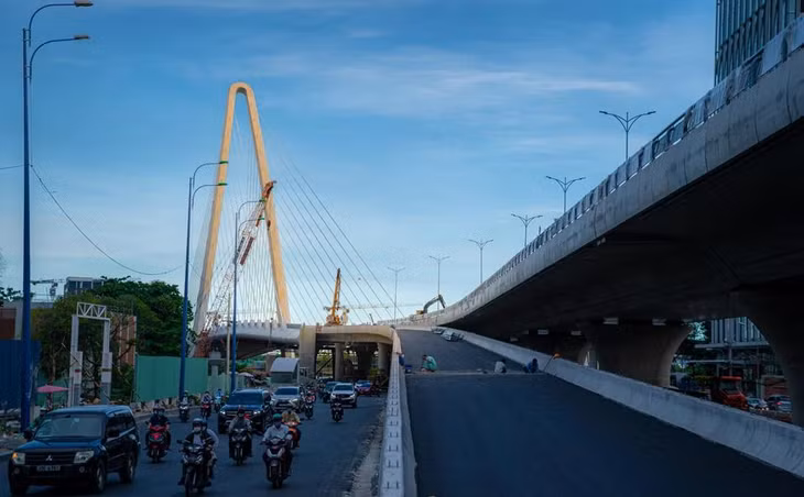 Nhánh N2 với 2 làn xe (nhánh kẹp bên hông của nhánh chính xuống đường Tôn Đức Thắng và Nguyễn Hữu Cảnh) đã được hoàn thành trải thảm nhựa 2 lớp.