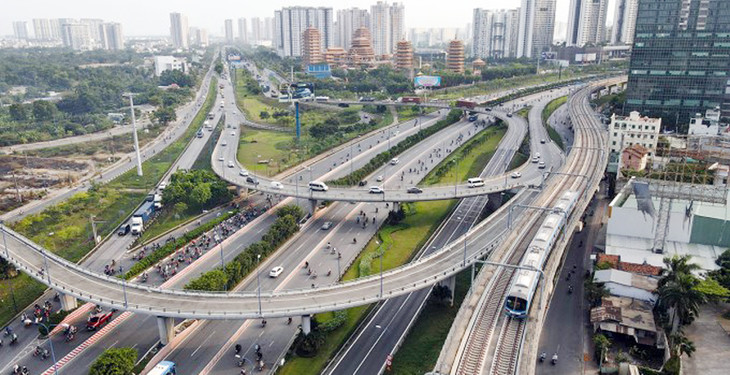 Tàu điện thuộc tuyến Metro số 1 chạy thử đoạn trên cao dọc xa lộ Hà Nội