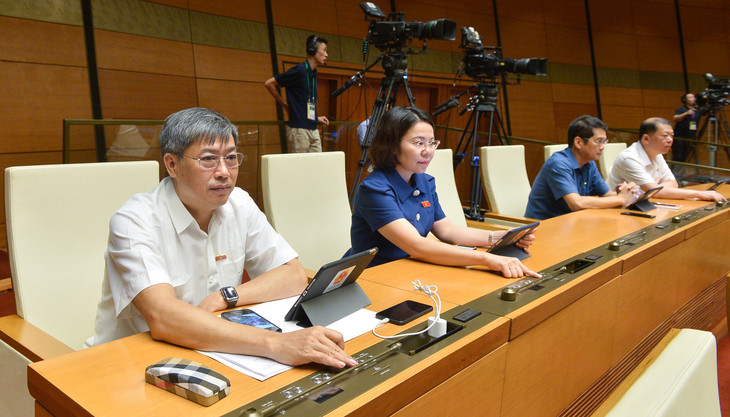 Các vị đại biểu Quốc hội tiến hành biểu quyết thông qua Nghị quyết về Chương trình xây dựng luật, pháp lệnh năm 2024, điều chỉnh Chương trình xây dựng luật, pháp lệnh năm 2023