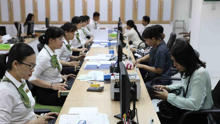 Người dân nộp tiền vào ngân sách nhà nước tại Ngân hàng Vietcombank Chi nhánh TP. Cần Thơ