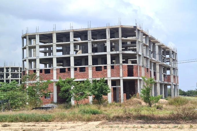 Block chung cư xây dựng thô rồi bỏ hoang