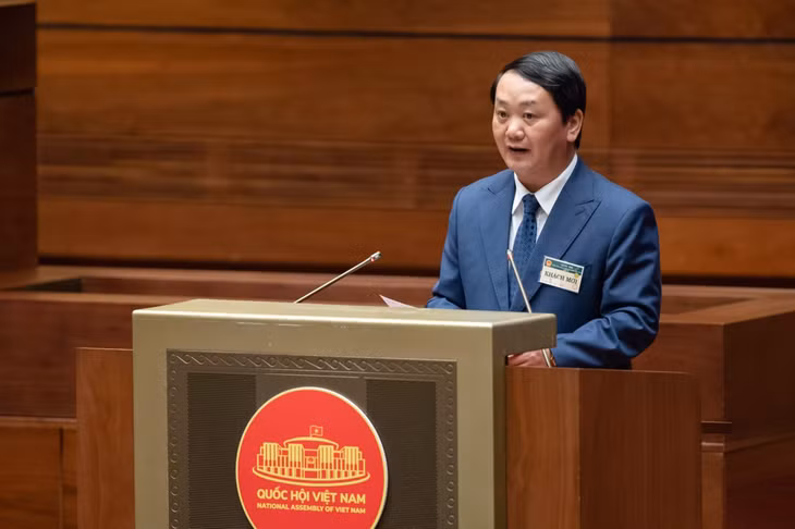 Bộ trưởng, Chủ nhiệm Ủy ban Dân tộc Hầu A Lềnh báo cáo một số nội dung liên quan đến nhóm vấn đề chất vấn