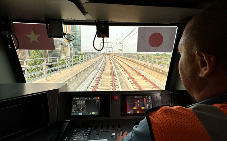 Nhân sự thuộc nhà thầu Nhật Bản lái tàu Metro số 1 khi chạy thử