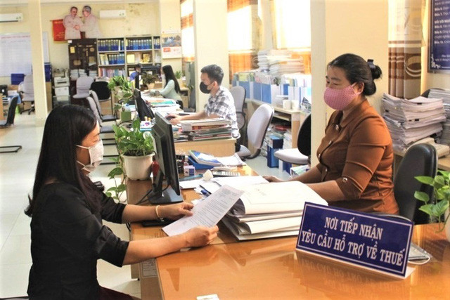Người dân, doanh nghiệp thực hiện các thủ tục thuế. Ảnh minh họa