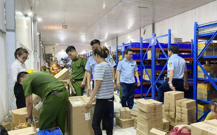 Lực lượng chức năng đang kiểm tra kho hàng tại huyện Yên Phòng, tỉnh Bắc Ninh