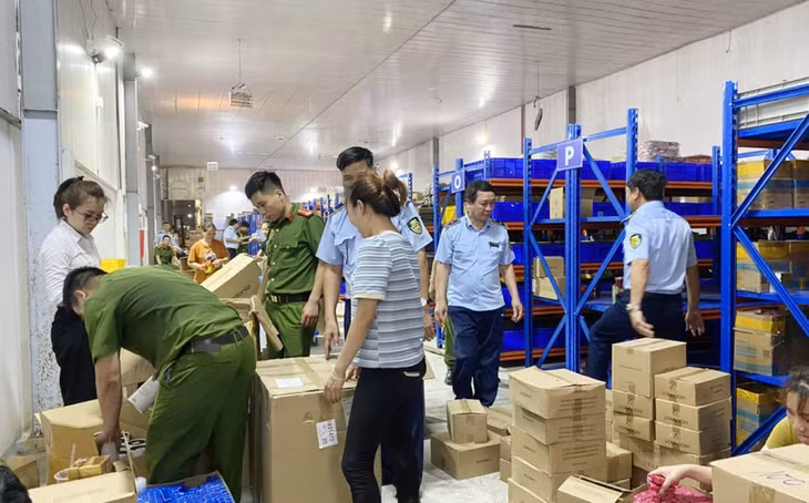 Lực lượng chức năng đang kiểm tra kho hàng tại huyện Yên Phòng, tỉnh Bắc Ninh