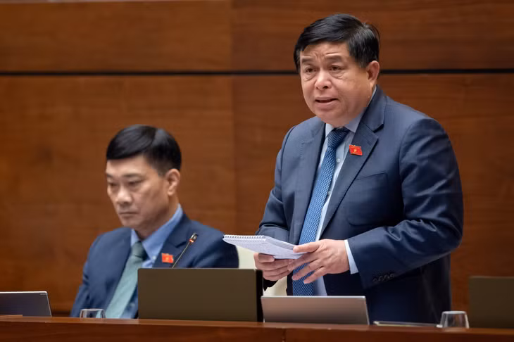 Bộ trưởng Bộ Kế hoạch và Đầu tư Nguyễn Chí Dũng giải trình, làm rõ một số nội dung ĐBQH nêu tại phiên thảo luận