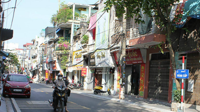 Phố Hàng Cấp sẽ cấm xe ô tô chiều đi từ đường Mạc Thị Bưởi đến đường Trần Hưng Đạo; cấm đỗ xe ô tô chiều ngược lại
