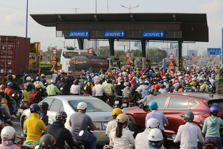 Kẹt xe ở khu vực Xa lộ Hà Nội khi BOT thu phí trở lại