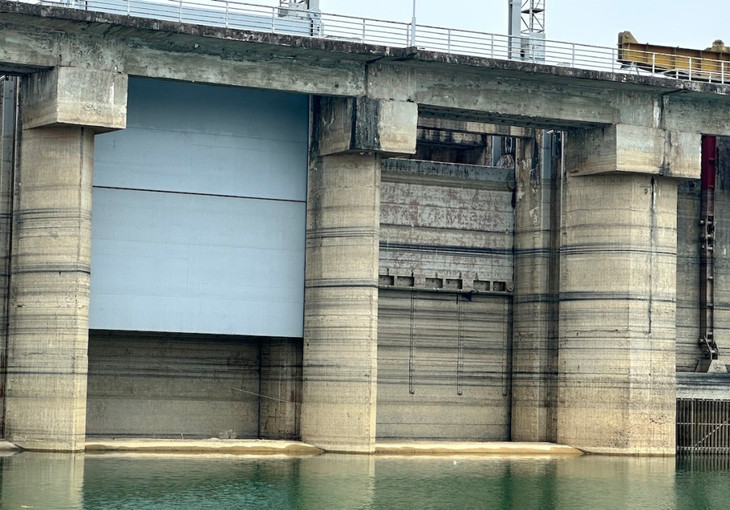 Cửa xả đập Thủy điện Thác Bà cạn khô nước