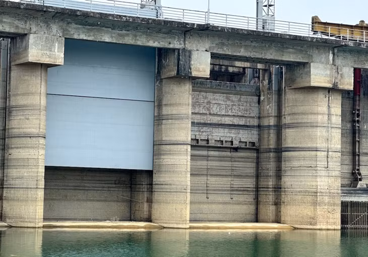 Cửa xả đập Thủy điện Thác Bà cạn khô nước