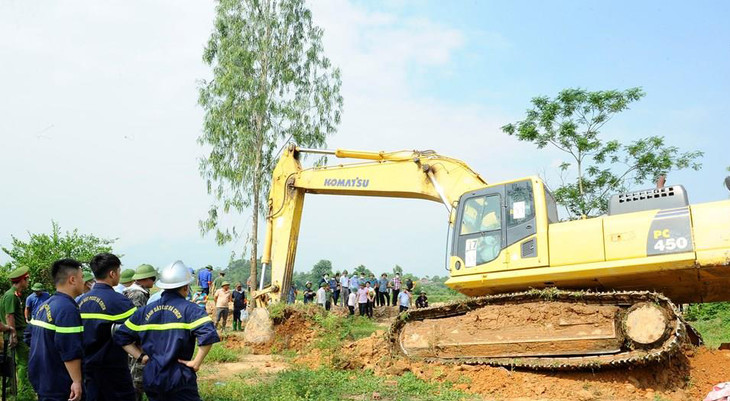 Việc cưỡng chế được thực hiện dưới sự giám sát của các cơ quan chức năng Việc cưỡng chế được thực hiện dưới sự giám sát của các cơ quan chức năng