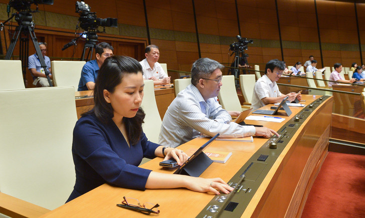 Các vị đại biểu Quốc hội tiến hành biểu quyết