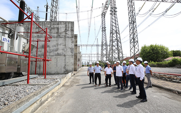 Đoàn công tác kiểm tra vận hành thiết bị tại TBA 500kV Nho Quan Đoàn công tác kiểm tra vận hành thiết bị tại TBA 500kV Nho Quan