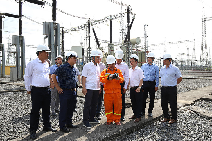 Đoàn công tác cùng theo dõi kiểm tra soi phát nhiệt buổi trưa ngày 3/6 tại TBA 500kV Nho Quan (Ninh Bình) Đoàn công tác cùng theo dõi kiểm tra soi phát nhiệt buổi trưa ngày 3/6 tại TBA 500kV Nho Quan (Ninh Bình)