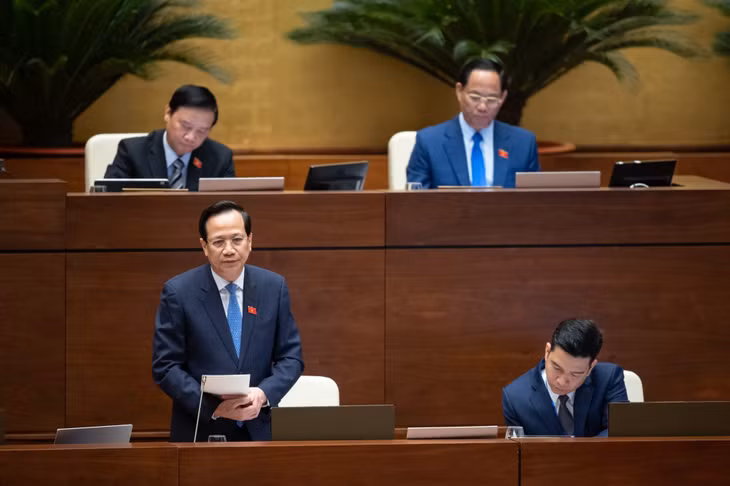 Bộ trưởng Bộ Lao động - Thương binh và Xã hội Đào Ngọc Dung trả lời chất vấn đối với nhóm vấn đề thứ nhất