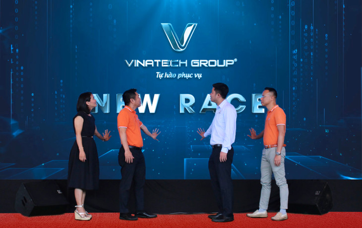 Đại diện Vinatech Group và FPT IS ấn nút chính thức vận hành dự án SAP S/4HANA. Đại diện Vinatech Group và FPT IS ấn nút chính thức vận hành dự án SAP S/4HANA.