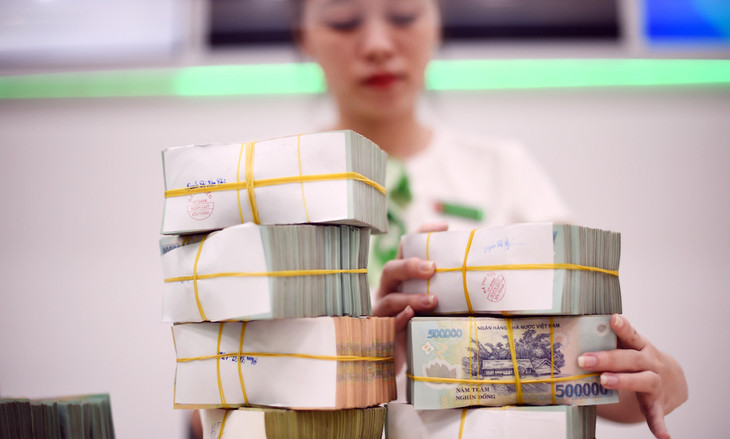 Nhân viên một ngân hàng thương mại kiểm đếm tiền gửi của khách hàng