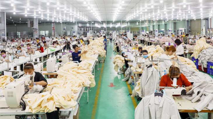 Công nhân làm việc trong một công ty may mặc ở Khu công nghiệp Tân Đô, Long An Công nhân làm việc trong một công ty may mặc ở Khu công nghiệp Tân Đô, Long An